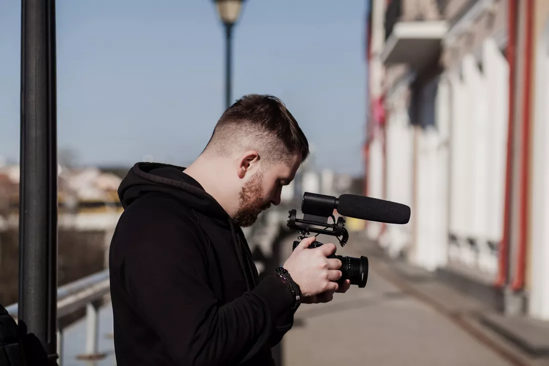Mlody operator z kamera na ulicy miasta - konkurs Mlode Kadry, Lodz w opowiesci i filmie
